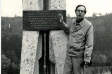 Ivo Chlupáč přednášející u pomníku na Klonku (1977)