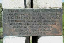 Deska na památníku s českým nápisem, stav v roce 2003 (foto P. Bokr, fotoarchiv ČGS)