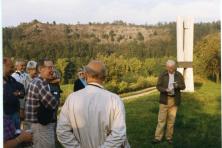 Exkurze u památníku v roce 2003, foto P. Bokr (zdroj fotoarchiv ČGS)